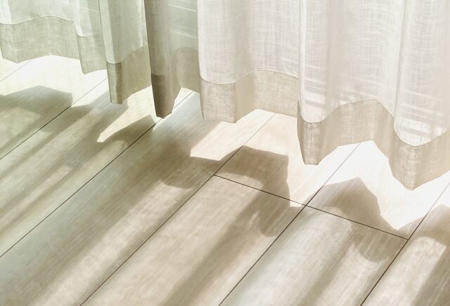 日焼け防止のカーテンを設置します